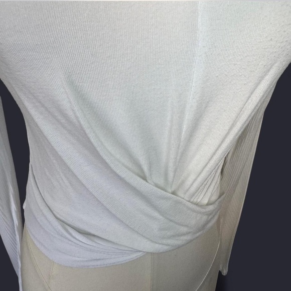 Alo Yoga white/off white long sleeve top twist front ribbed sleeves & logo back - Picture 4 of 8